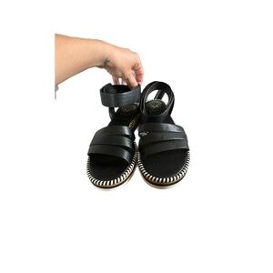 Vince Camuto small wedge size 8